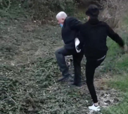Kocaeli'de Bir Köpeğe Tecavüze Yeltenen Adam Dayakla Engellendi
