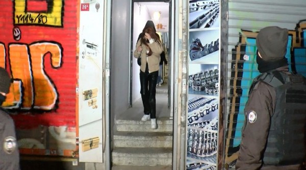 Polis Baskın Yapınca Paniğe Kapılan Kadın Biber Gazı Sıktı