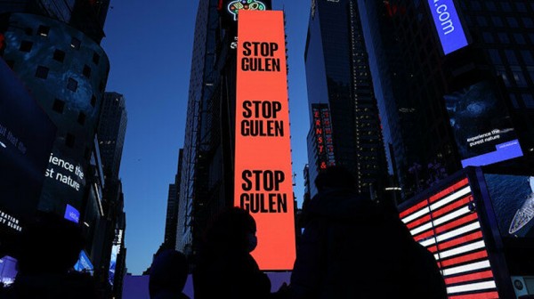 Times Meydanı'nda ''Gülen'i Durdurun'' İlanı