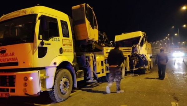 Istanbul'da Çekiciye Kamyon Çarptı: 1 Yaralı