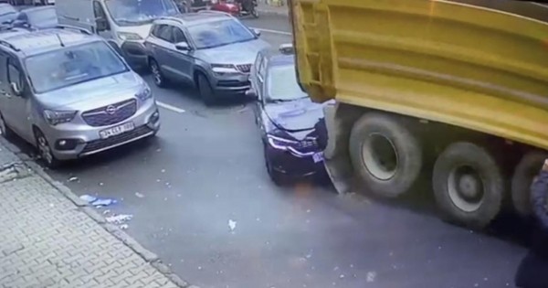 Arıza Yapan Hafriyat Kamyonu Arkasında Bulunan 4 Otomobili Ezdi