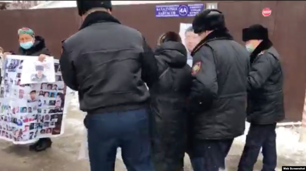 Kazakistan'da Çin'i Protesto Eden Kamp Mağdurlarına Polis Müdahalesi