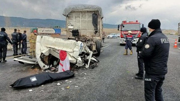 Çatalca'da Tıra Çarpan Kamyon Sürücüsü Öldü
