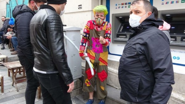 Taksim'de Turistlere Musallat Olan Palyaço 
