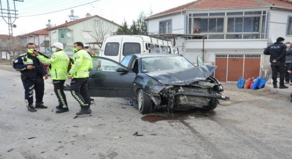 Tarım İşçilerini Taşıyan Minibüs ile Otomobil Çarpıştı: 4 Yaralı