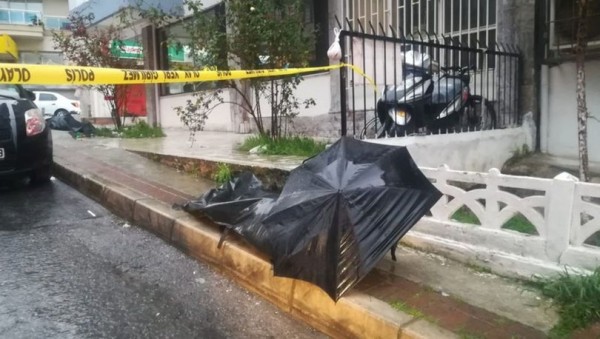İzmir'de Kaldırım Kenarında Erkek Cesedi Bulundu