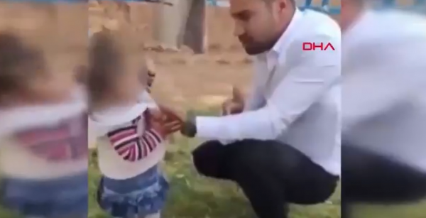 2 Yaşındaki Yeğenine Tokat Atıp Sigara İçirdi