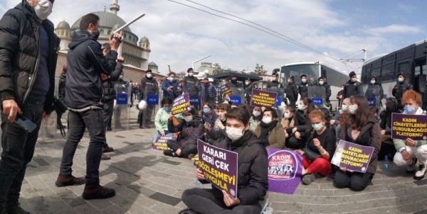 Kadınlar Hakkı Olanı İstiyor: Taksim’de 'İstanbul Sözleşmesi' Eylemi