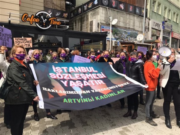 Kadınlar Her Yerde: Artvin'de 'İstanbul Sözleşmesi' Protestosu