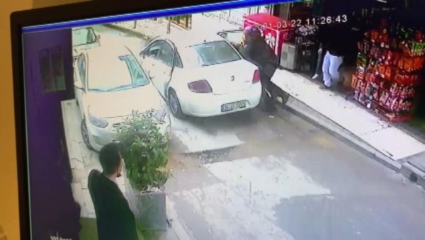 Kapkaççılar Kadını Metrelerce Sürükledi