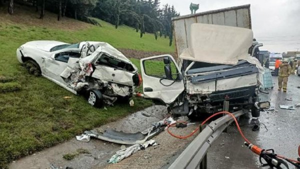 TEM'de Kaza: 2 Kamyonet ve 1 Araç Çarpıştı