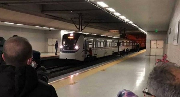İzmir'de 20 Yaşındaki Genç Raylara Atlayarak İntihar Etti