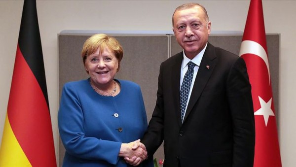 Merkel: Türkiye'nin Hukukun Üstünlüğüne Uymasını Bekliyoruz
