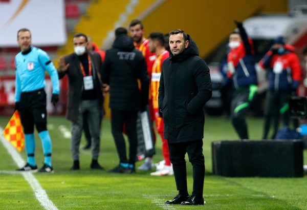 Okan Buruk Fenerbahçe ve Galatasaray'a Göz Kırptı: Çok İsterim