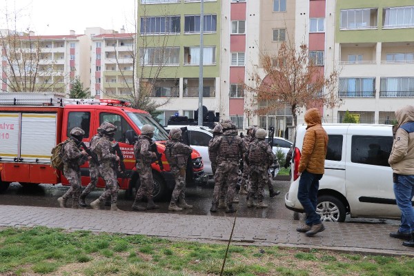 Diyarbakır'da Silahlı Bir Kişi 4 Kişilik Aileyi Rehin Aldı