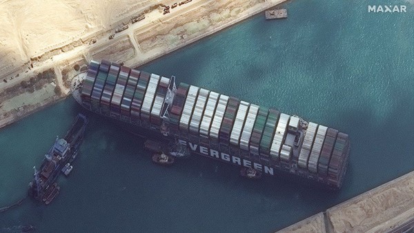 Süveyş Kanalı'nda Karaya Oturan Gemi Petrol Fiyatlarını Artıracak