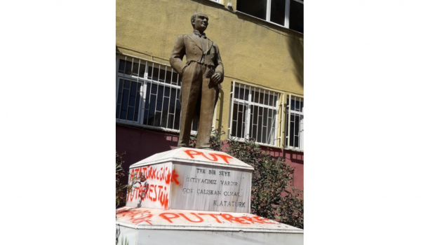 Atatürk Büstünün Üzerine ''Atatürkçülük Putperestliktir'' Yazdılar 