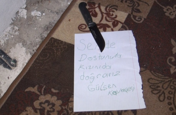 Bursa'da Yaşayan Kadının Kapısına Kanlı Çarşaf Bırakıp Tehdit Ettiler 