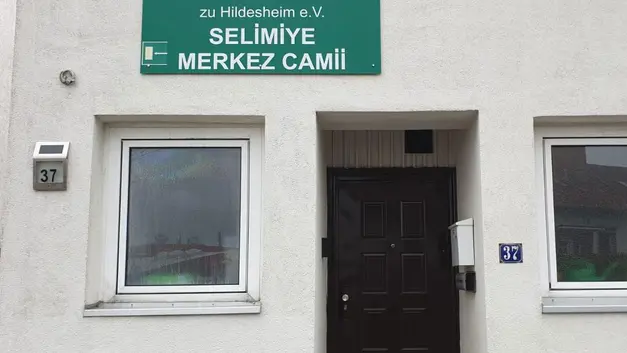 Almanya'da Bir Camiye Taşlı Saldırı Yapıldı