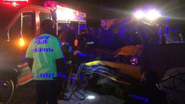 Minibüs ve Kamyonun Çarpıştığı Kaza 1 Ölü 2 Yaralı