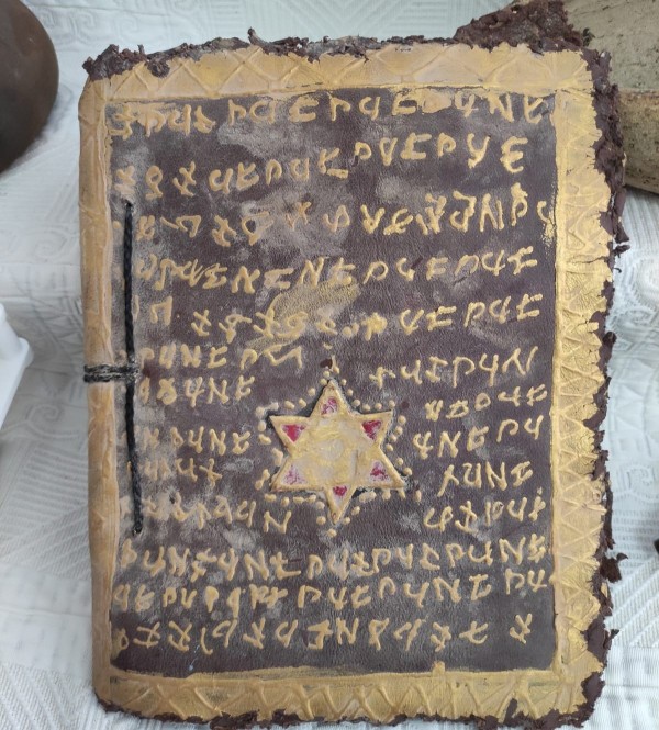 Tarihî Eser Kaçakçılarından Altın İşlemeli Tevrat Ele Geçirildi