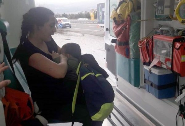 Kaza Geçiren Anne Önce Bebeğini Emzirdi