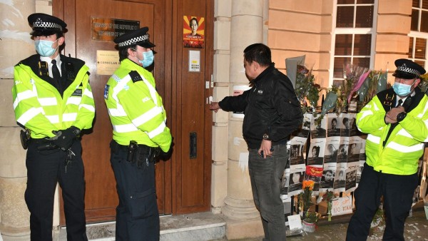Myanmar'ın Darbe Karşıtı Londra Büyükelçisi Elçilik Binasına Alınmadı