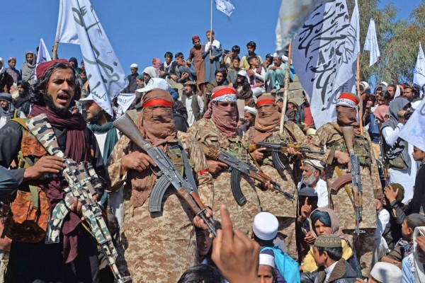 Taliban Afganistan'da ABD Üslerine Saldırdı