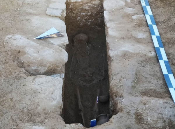 Tarlasını Sürerken 2000 Yıllık Lahit Buldu