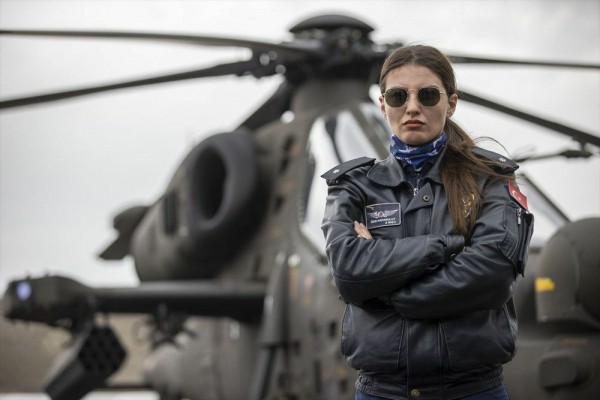 Türkiye'nin İlk Kadın Taarruz Helikopteri Pilotu: Özge Karabulut