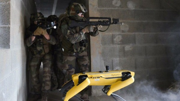 Boston Dynamics’in Geliştirdiği Robotun Şarjı Çatışmanın Ortasında Bitti