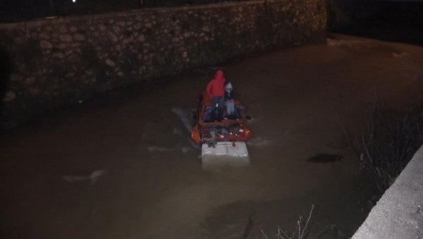 'Dur' İhtarına Uymadı, Dereye Uçtu