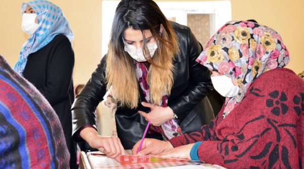 Muhtar Aysel Kaya, Okuma Yazma Bilmeyen Kadınlar İçin Kurs Açtırdı