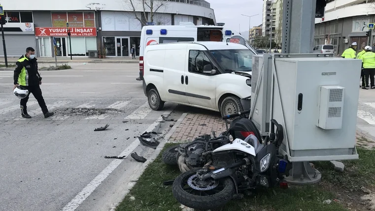 Ticari Araç ve Motosikletli Polis Çarpıştı