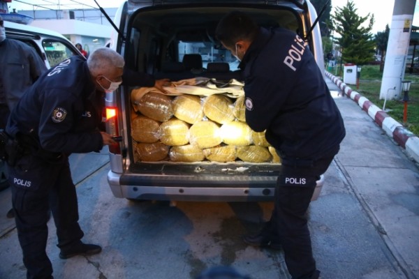 Ağır Vergiler Kaçakçılığı Körüklüyor: 1 Ton Kaçak Tütün Ele Geçirildi