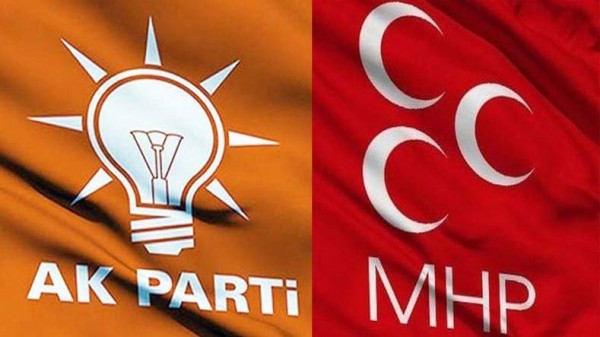 AKP'li ve MHP'li Üyeler Birbirine Girdi, Tabaklar ve Bardaklar Fırlatıldı