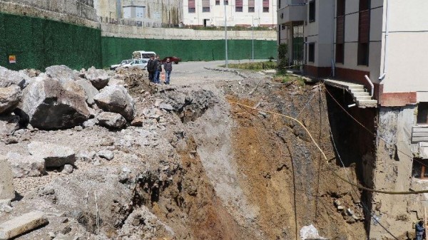 Çöken İstinat Duvarı Onarılmaya Çalışılırken Bu Sefer de Yol Çöktü 