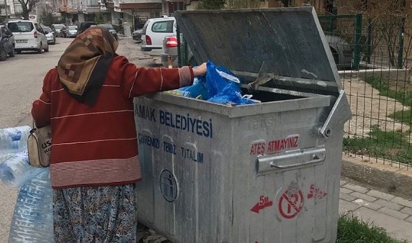 68 Yaşındaki Kadın: Çöpten Plastik Toplamazsam Cesedimi Bulurlar 