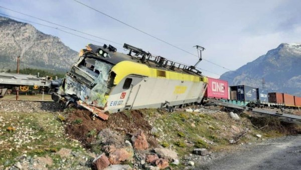 Adana'da Tren Raydan Çıktı