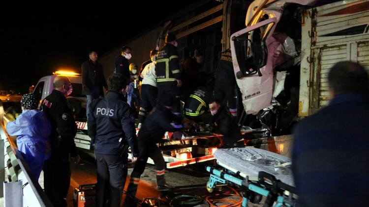 Afyonkarahisar'da Zincirleme Trafik Kazası: 2 Yaralı