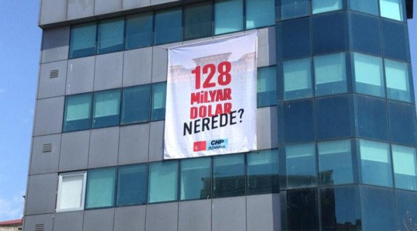 CHP'nin '128 Milyar Dolar Nerede?' Afişleri Yeniden Asılıyor 