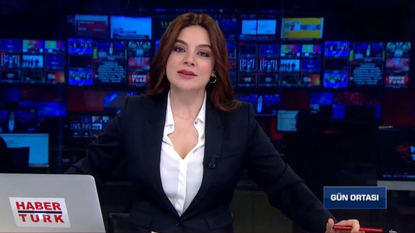 Habertürk'te Dekolte Rezaleti: Hülya Hökenek'in Dekoltesini Kapattırdılar 