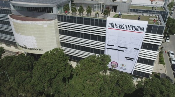 Kadınlardan 15 Metrelik “Ölmek İstemiyorum” Pankartı