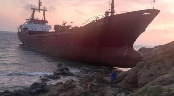 Çanakkale'de Kargo Gemisi Karaya Oturdu
