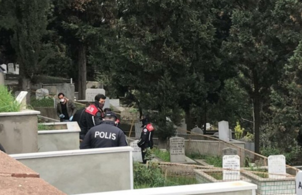 Doğumda Ölen Bebeğinin Mezarı Başında Ölü Bulundu