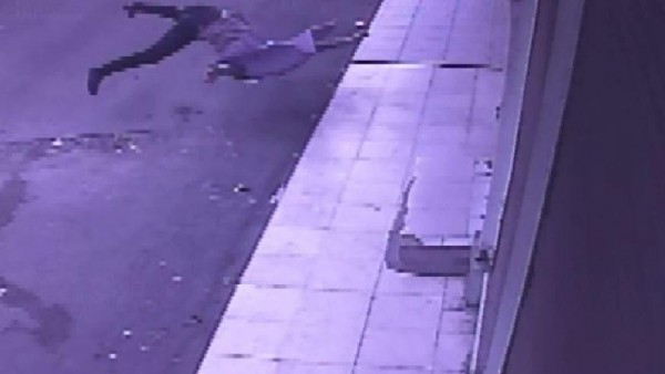 Kafa Üstü Yere Düştü, Yalnızca Ayağı Kırıldı