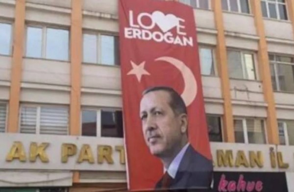 CHP ''Hani Yasaktı'' Dedi ''Love Erdoğan'' Pankartı İndirildi