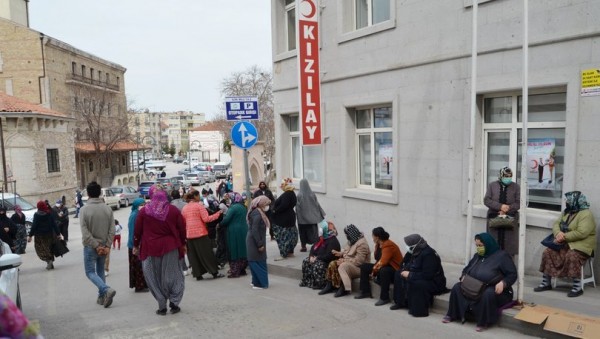 Yardım Dağıtılacağı Söylentisi Kuyruk Oluşmasına Yetti