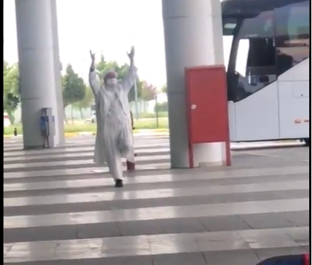 Sarıklı Mürteciden Tek Ayak Üzerinde Sigara Provokasyonu