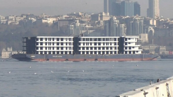 İstanbul Boğazı'ndan 'Apartman' Geçti